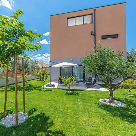 Holiday home Beautiful In With Kitchen Trogir